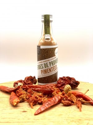 Herbes de Provence pimentées en poudre, issues de la culture de piments rares internationaux par la Pimenteraie Plein Cagnard, pour les chefs à Aubagne en Provence