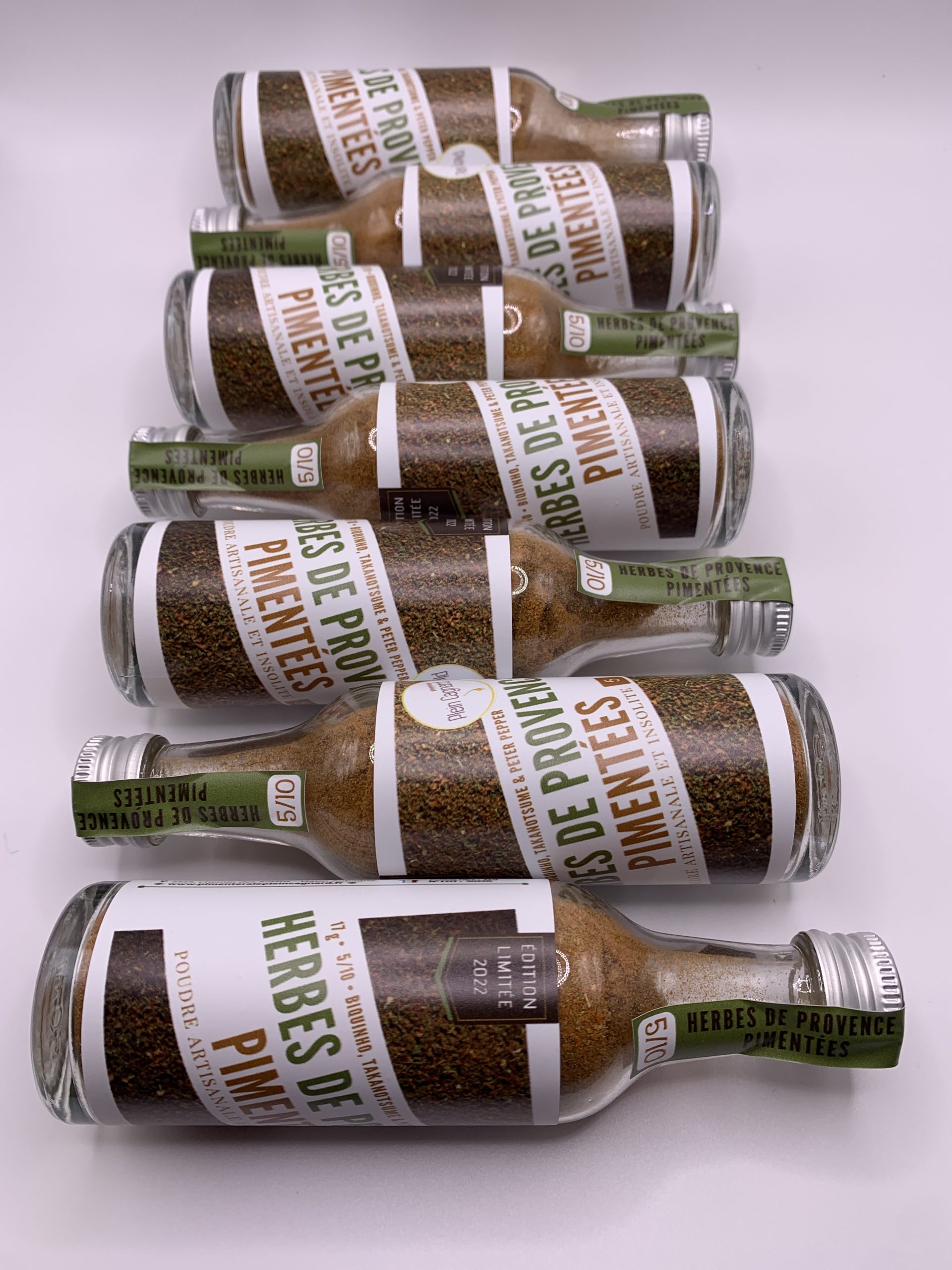 Bouteilles de 17 g d'herbes de Provence pimentées contenant du piment biquinho, peter pepper et takanostume, produites par la Pimenteraie Plein Cagnard à Aubagne en Provence
